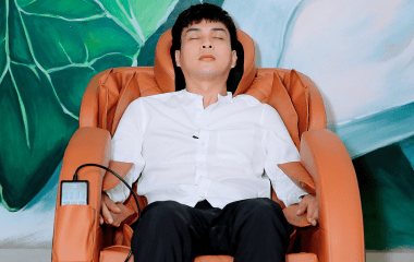 Ca sĩ Hồ Quang Hiếu trải nghiệm và lựa chọn ghế massage KLC làm quà dành tặng mẹ