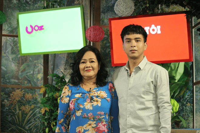 Ca sĩ Hồ Quang Hiếu trải nghiệm và lựa chọn ghế massage KLC làm quà dành tặng mẹ