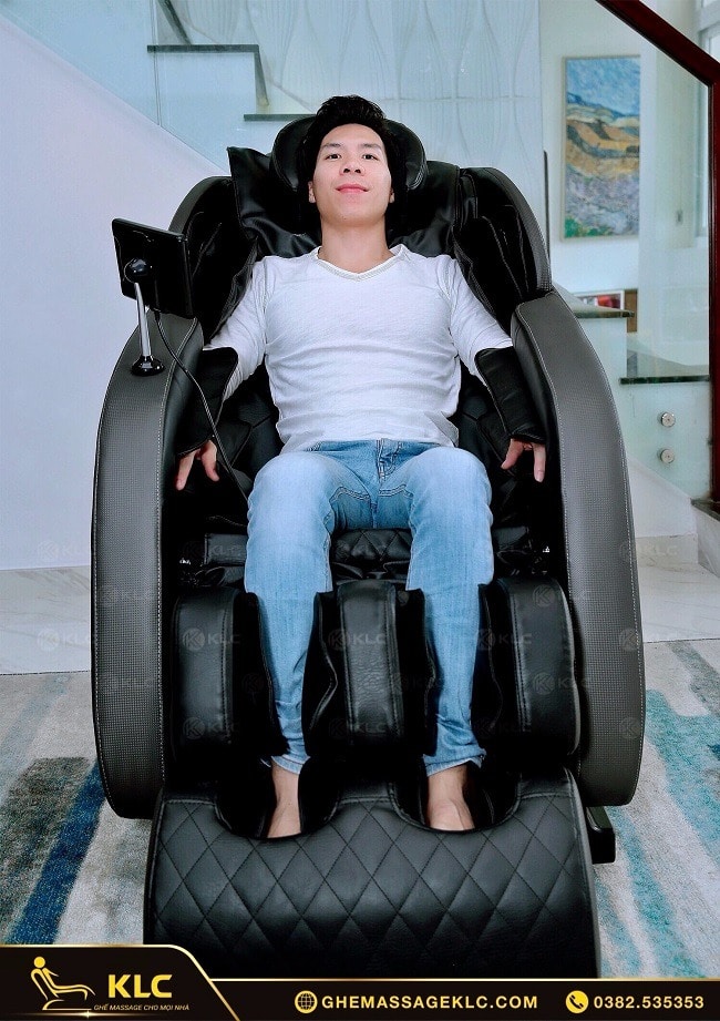 Hình ảnh nghệ sĩ xiếc Quốc Nghiệp đang trải nghiệm ghế massage KLC KY8989 phiên bản màu đen