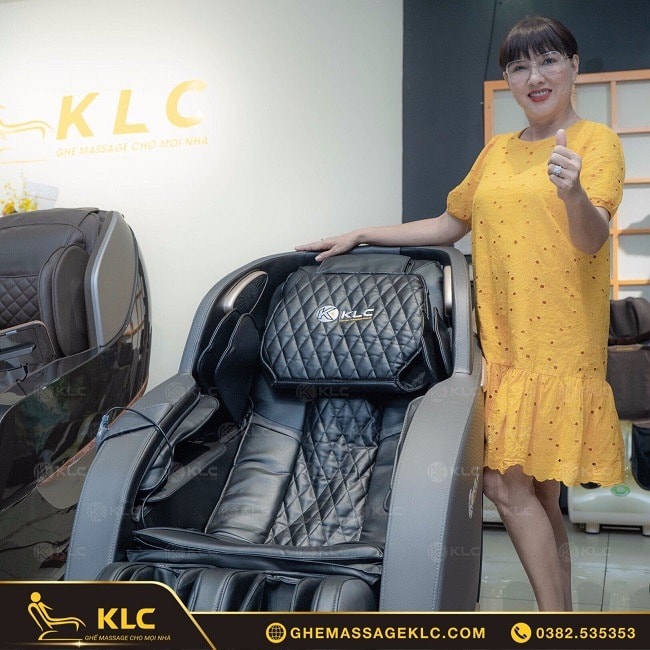 Nghệ sĩ Phương Dung rất hài lòng về chất lượng sản phẩm và dịch vụ của ghế massage KLC