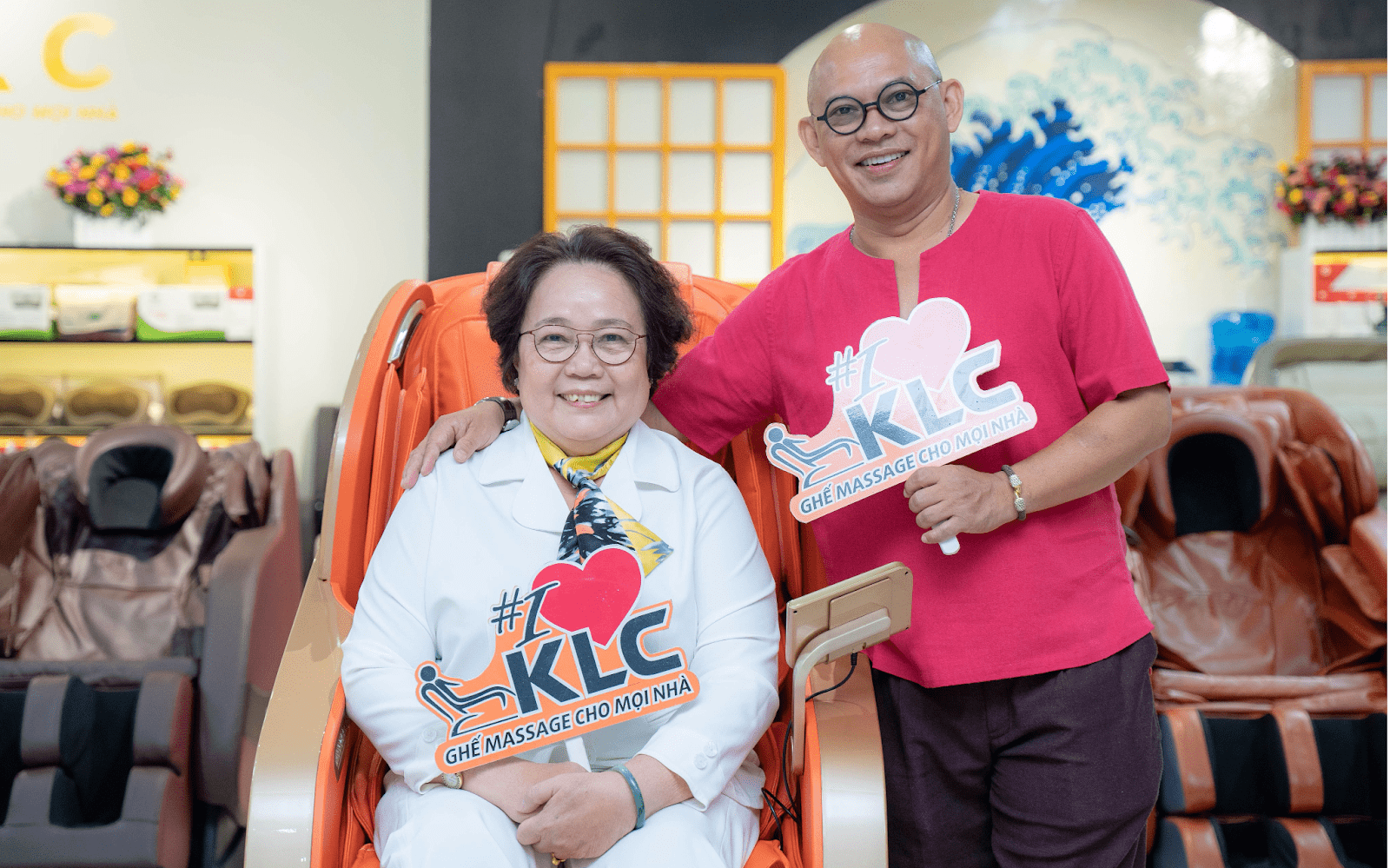 Ông trùm gameshow Việt Nam Color Man lựa chọn ghế massage KLC dành tặng Mẹ vợ