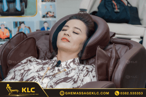 NSƯT Mỹ Duyên  và diễn viên Hoài An hẹn nhau đi mua ghế massage KLC 