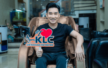 Ca sĩ Quang Hà rất hài lòng về những tính năng hiện đại mà ghế massage KLC mang lại
