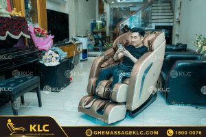 Ca sĩ Quang Hà rất hài lòng về những tính năng hiện đại mà ghế massage KLC mang lại