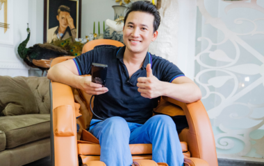 Diễn viên điển trai Hà Trí Quang tận hưởng sự thoải mái với ghế massage KLC KY6868