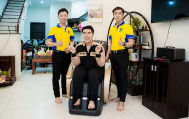 Nhạc sĩ đa tài Nguyễn Đình Vũ “trầm trồ” trước sự êm ái của ghế massage KLC KY707
