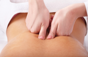 massage trị đau thần kinh tọa-Thực hiện động tác miết ở lưng 